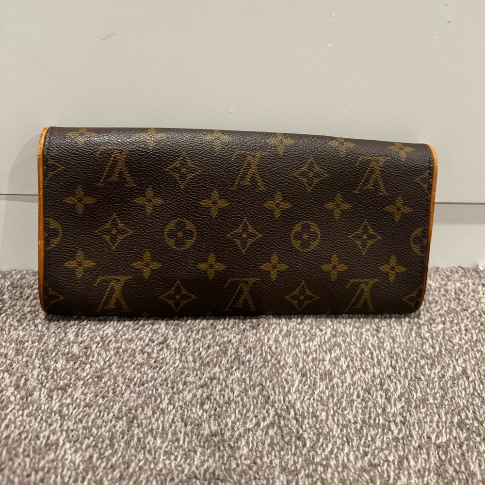 🤎LV CROSSBODY/CLUTCH🤎 Louis Vuitton Twin GM
monogram crossbody - Picture 3 of 7